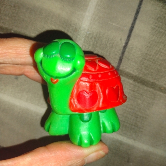 Very Rare 1980 Hallmark TURTLE LOVE Figure Merry Miniature Heart Figure Figurine - Picture 1 of 5